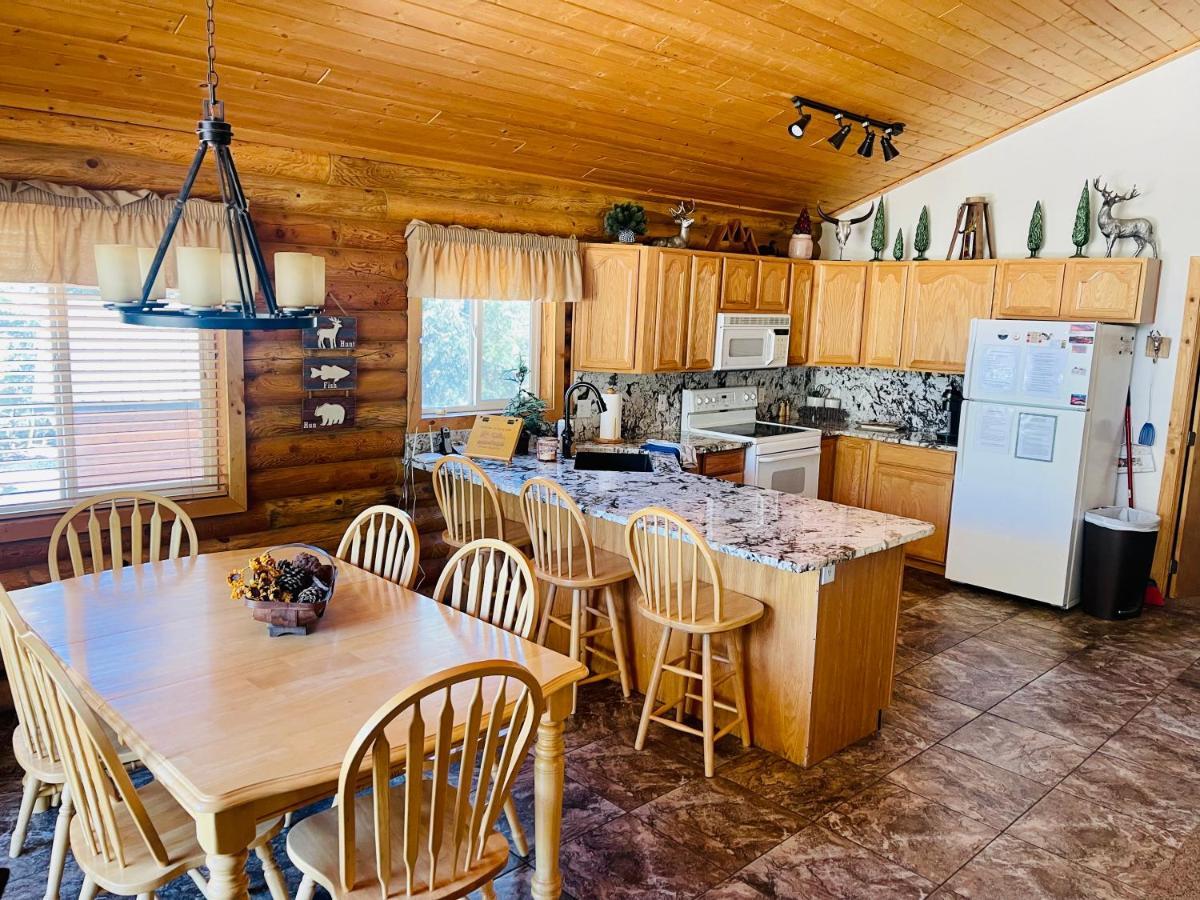 Adventure Awaits 3King Bed,2Bath Log Cabin In Heart Of Duck Creek Village! Buitenkant foto
