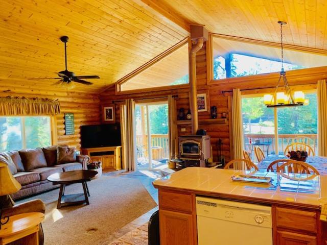 Adventure Awaits 3King Bed,2Bath Log Cabin In Heart Of Duck Creek Village! Buitenkant foto