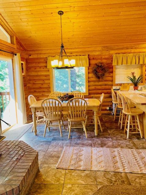 Adventure Awaits 3King Bed,2Bath Log Cabin In Heart Of Duck Creek Village! Buitenkant foto